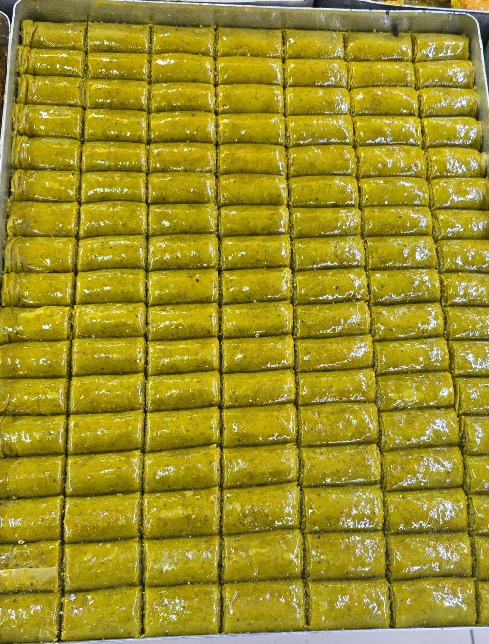 (يبرق بالفستق الحلبي)